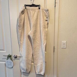 Good American Plus Size Cozy Cream Sherpa Sweatpants. Size 6